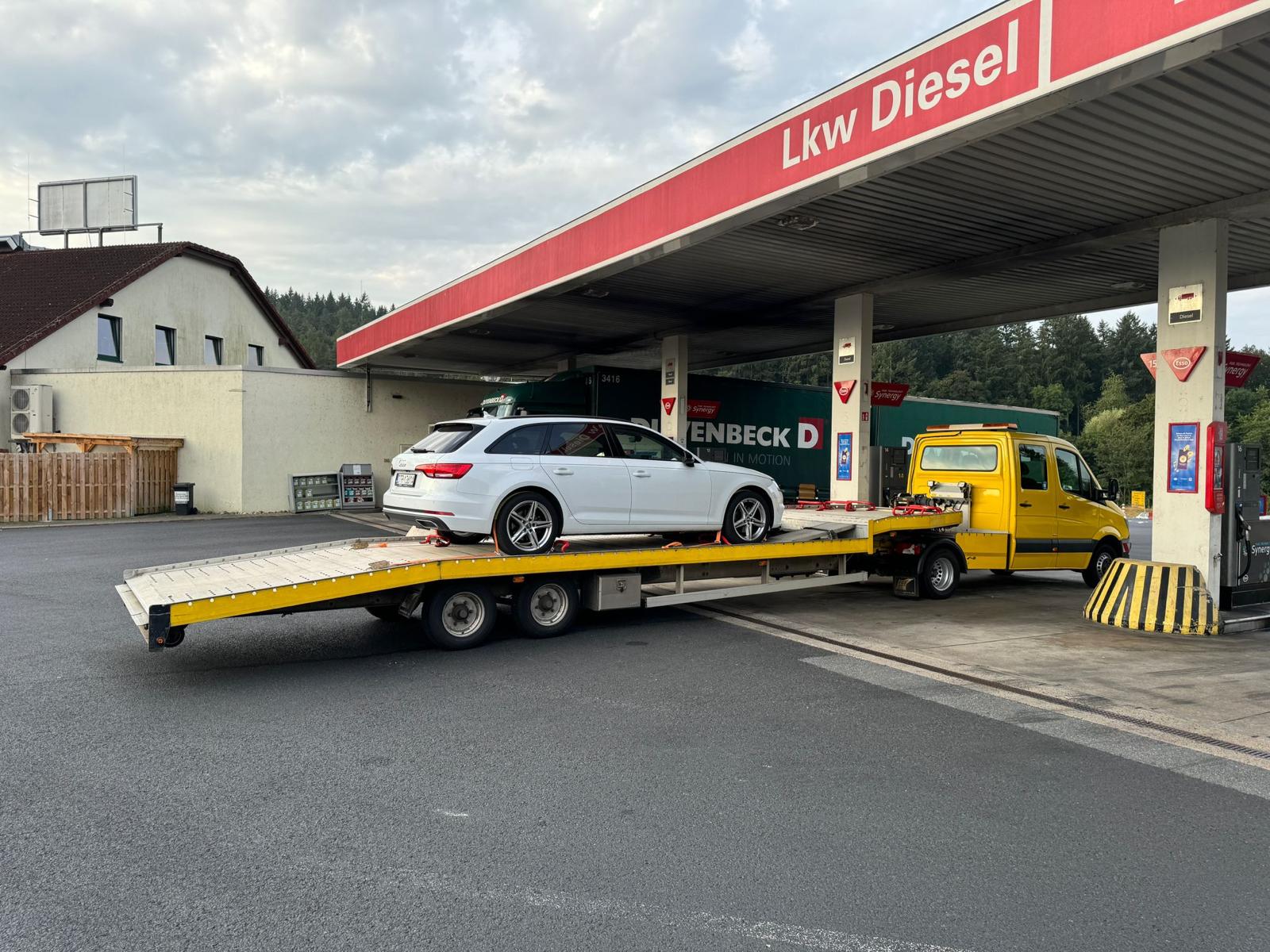 Abschleppwagen mit PKW