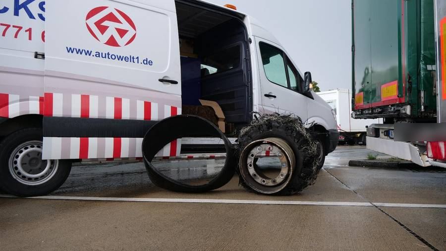 Beschädigter Reifen neben dem AWHelp24-Servicefahrzeug