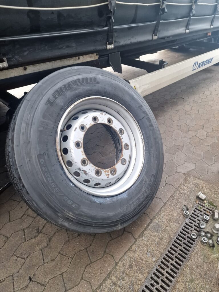 Wymiana opon w ciągniku siodłowym Volvo FH na autostradzie A2 w pobliżu Burg bei 39179 Magdeburg, Niemcy