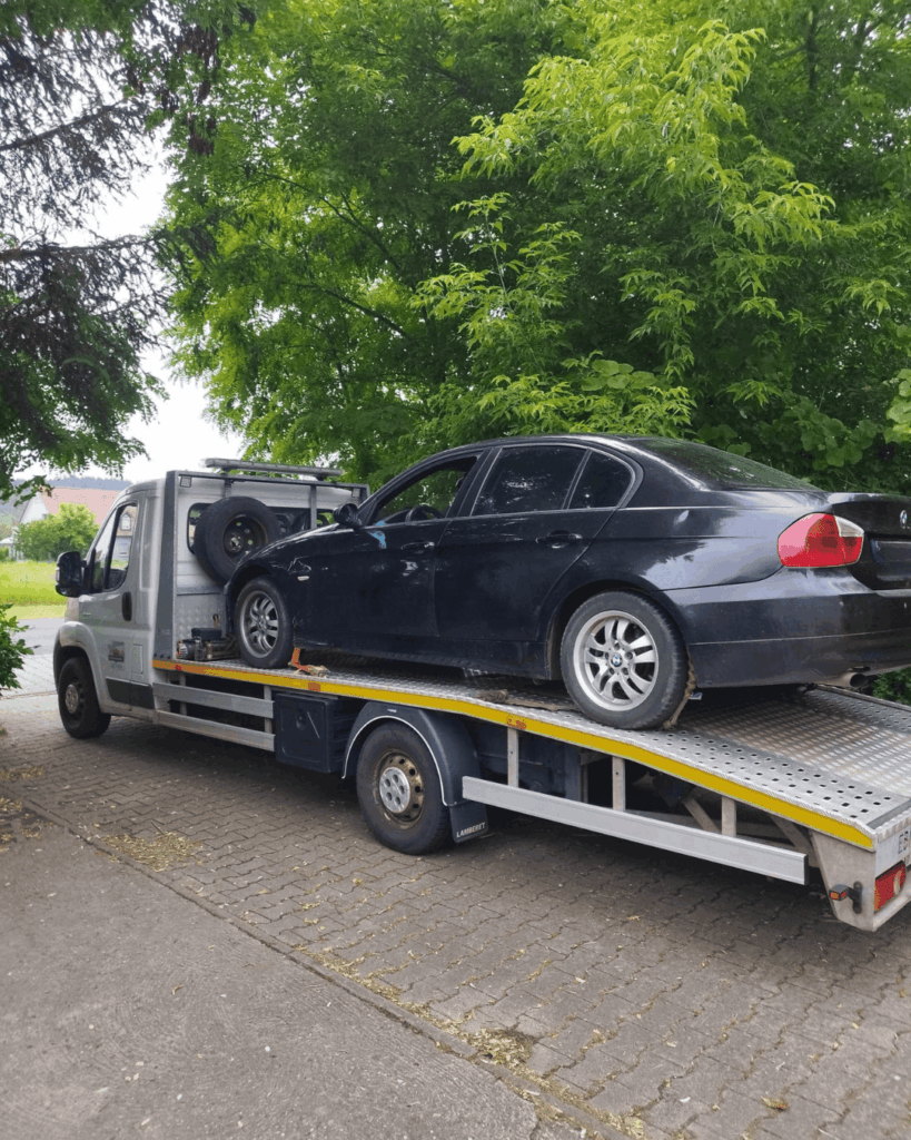 Polska, A2, 62-030 Luboń: holowanie samochodu BMW