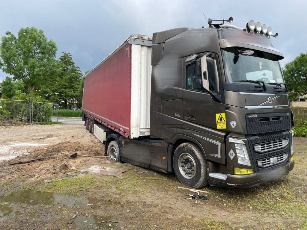 Polska, S8, 62-052 Komorniki: holowanie ciężarówki Volvo