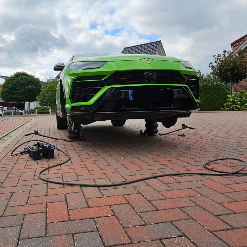 Polska, S8, 05-825 Grodzisk Mazowiecki: wymiana opony w samochodzie Lamborghini Urus przez AWHELP24