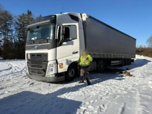 Польша, DK12, 67-200 Глогув: эвакуация грузовика Volvo FH